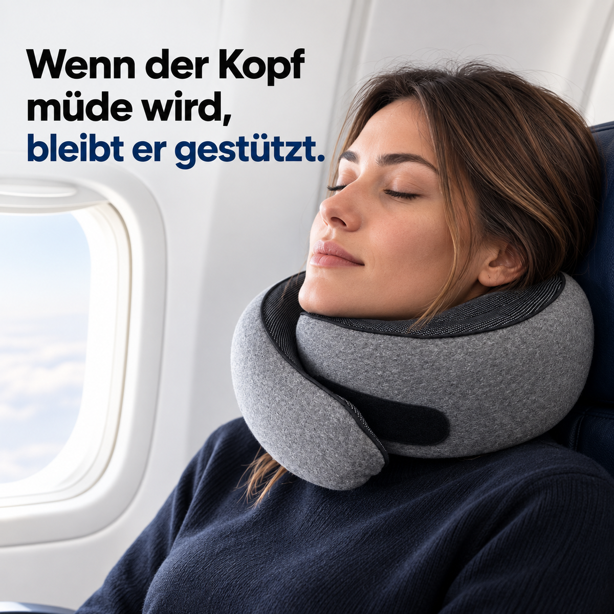 Frau schläft im Flugzeug entspannt mit dem CushiLoop Nackenkissen